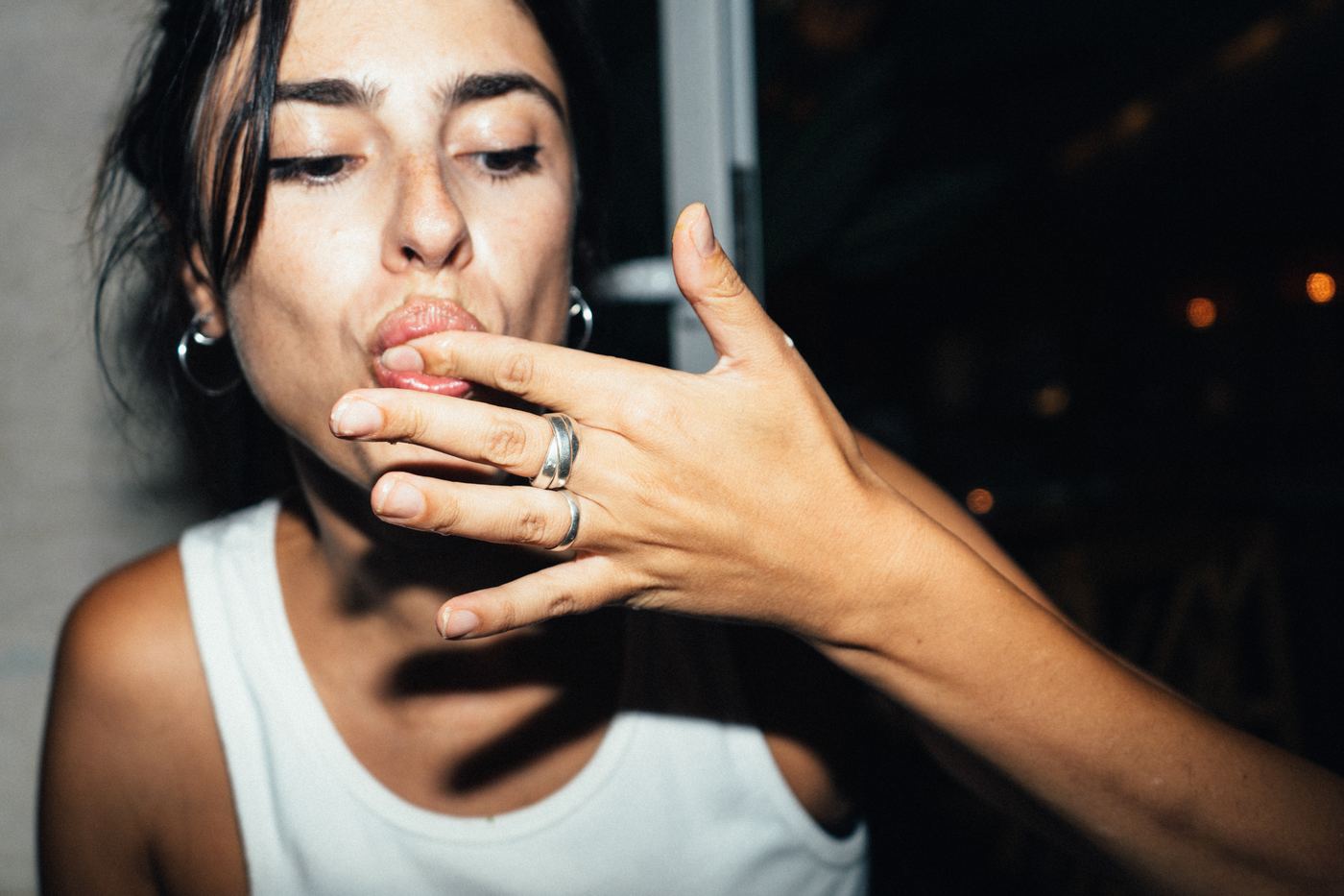 Detalle: mano y plato — momento íntimo en la mesa